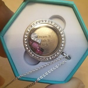 Origami Owl customizable locket 💅 J 💕